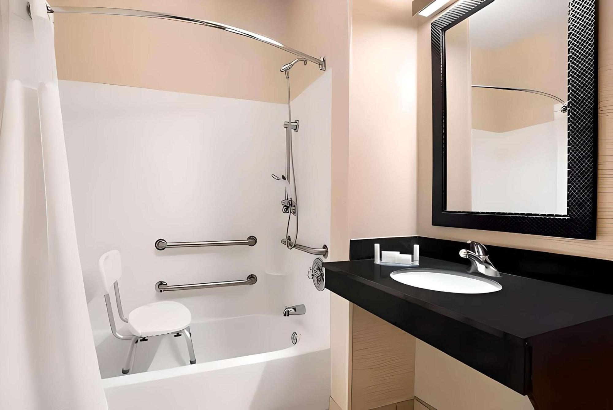 Dubuque Inn & Suites Εξωτερικό φωτογραφία