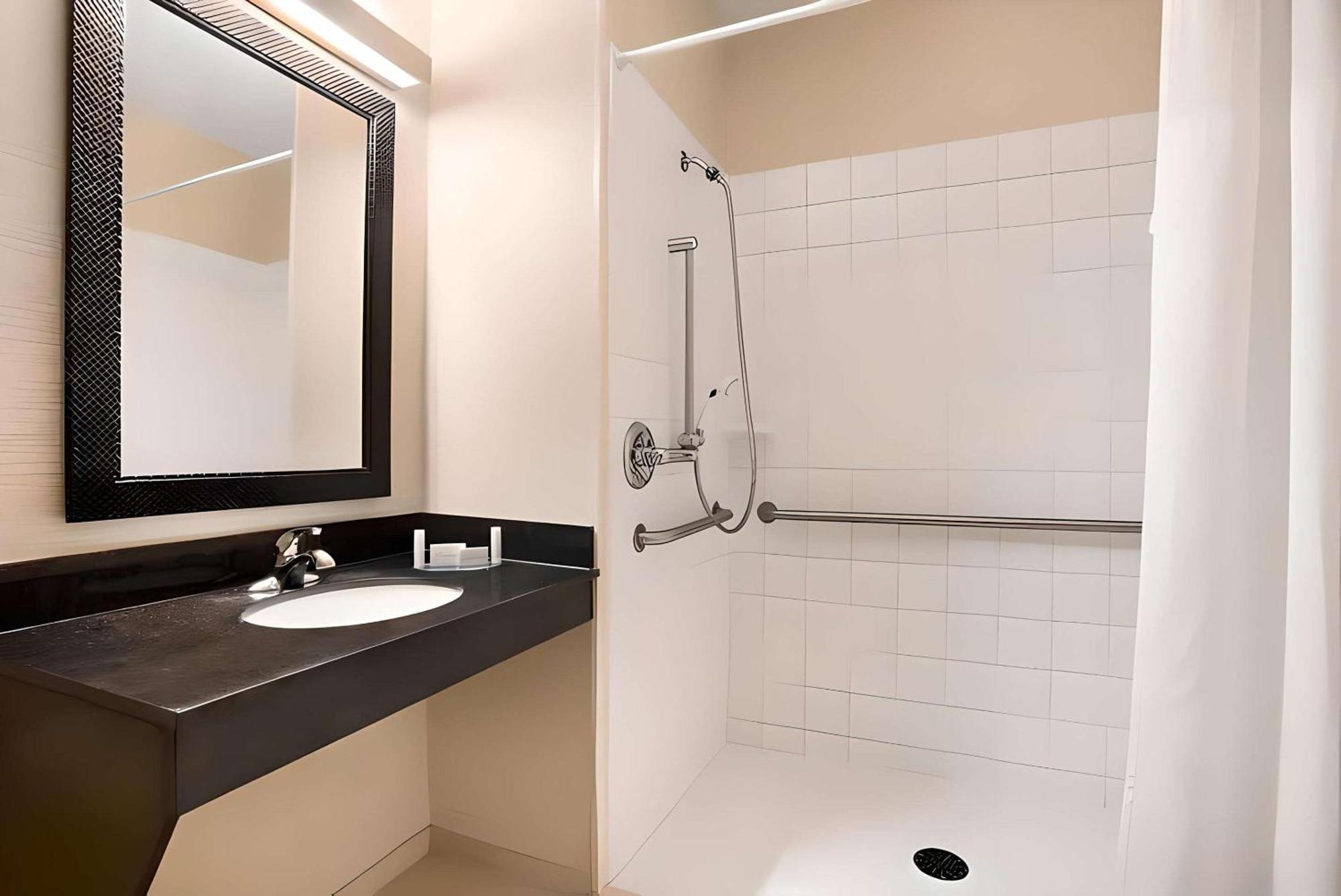 Dubuque Inn & Suites Εξωτερικό φωτογραφία